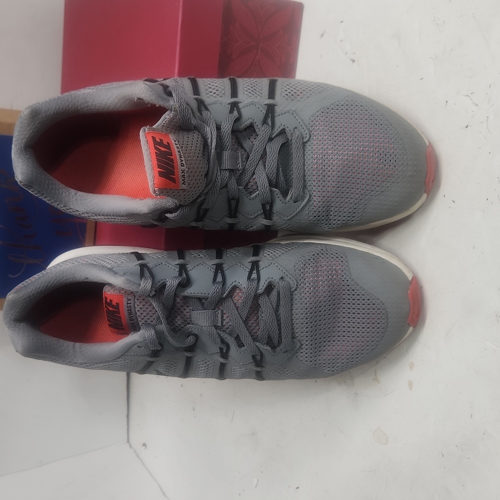 Gray and red Nike max dynasty 2 size 7